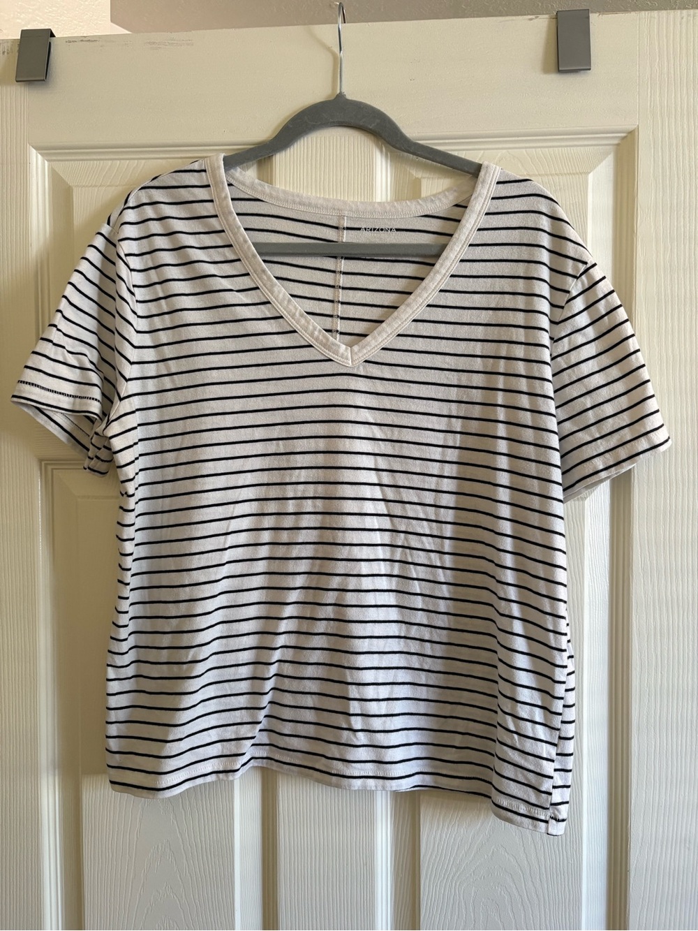 Arizona Jean White V-Neck Tee Size L